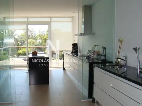 Vende apartamento de 4 dormitorios en suite, con vista espectacular en la Barra, Punta del Este.