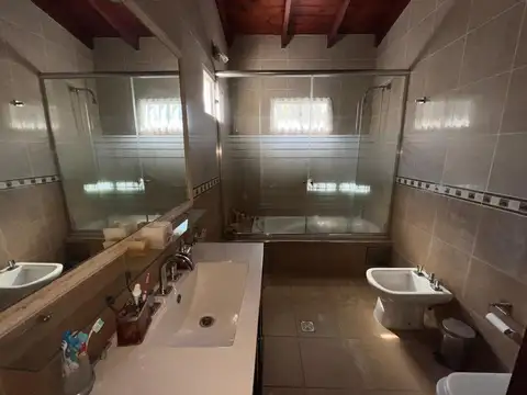 Casa 7 ambientes con 3 baños