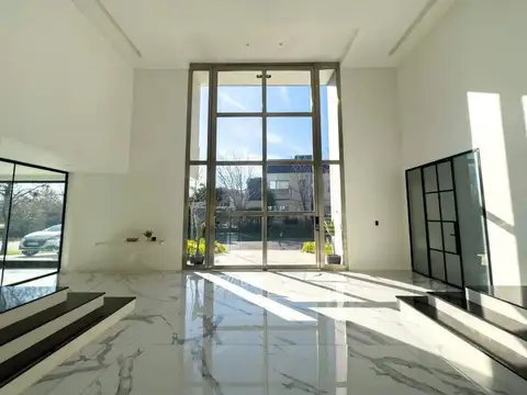 Casa 8 ambientes con 12 baños