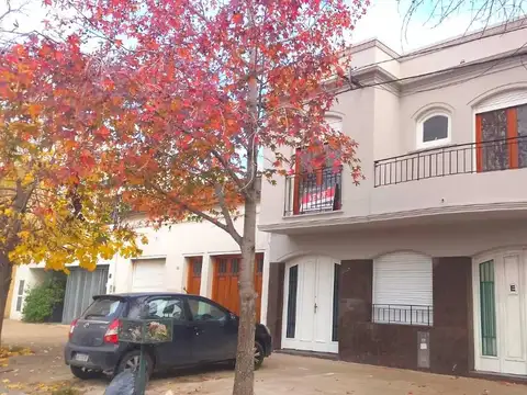 CASA DE ESTILO en PH -3 dormitorios - COCHERA - CALLE 116 e/64 y 65 - LA PLATA