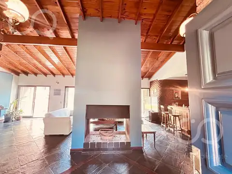 Casa 6 ambientes con 5 baños