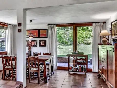 Casa en Alquiler con 2 cocheras