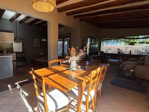 Casa 6 ambientes con 2 baños
