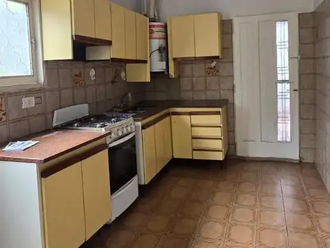 Casa con amplio galpon o taller