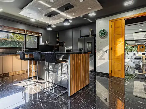 Casa en Venta con 2 cocheras