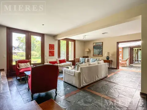 Casa en Venta con 2 cocheras