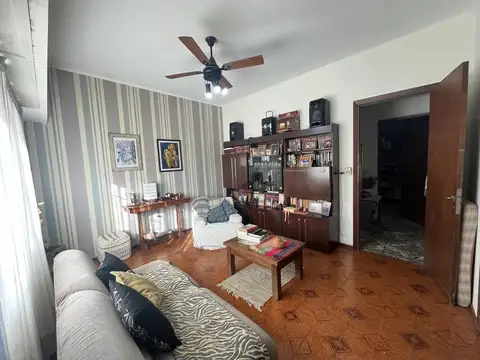 Casa 9 ambientes con 2 baños