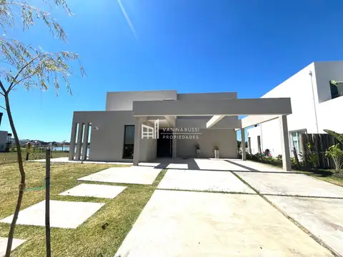 Casa en venta a la laguna en Santa Ana, Villanueva