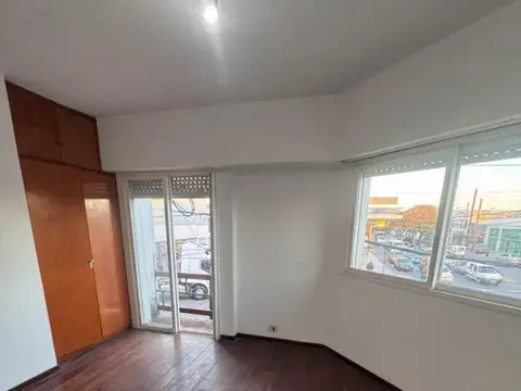 Departamento 3 amb Av. Roca con balcón al frente