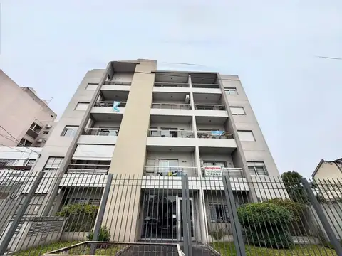 Departamento 2 ambientes con cochera en excelente ubicación.