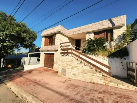 VENTA CASA 2 DORM COCHERA Y QUINCHO B° SARMIENTO