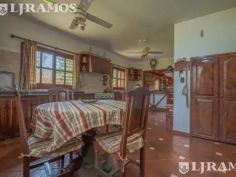 Casa 10 ambientes con 4 baños
