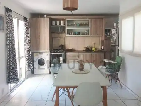 Casa 6 ambientes con 2 baños