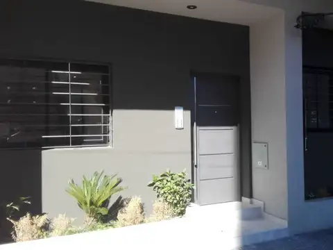 DEPARTAMENTO 1 AMBIENTE EN PLANTA BAJA Y VISTA AL FRENTE. INT. BEGUIRISTAIN 105 AVELLANEDA