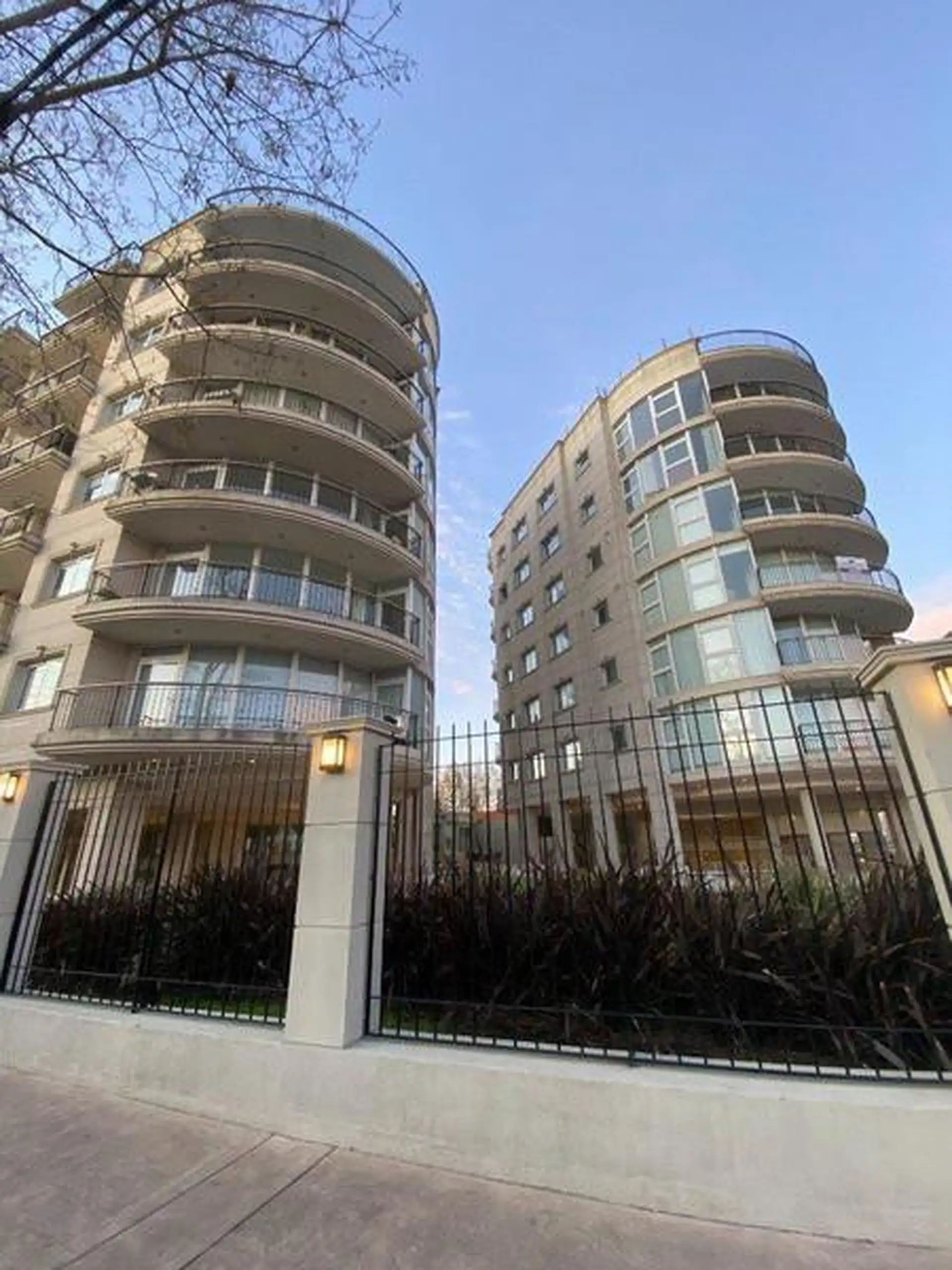 Departamento de dos ambientes con terraza privada y cochera