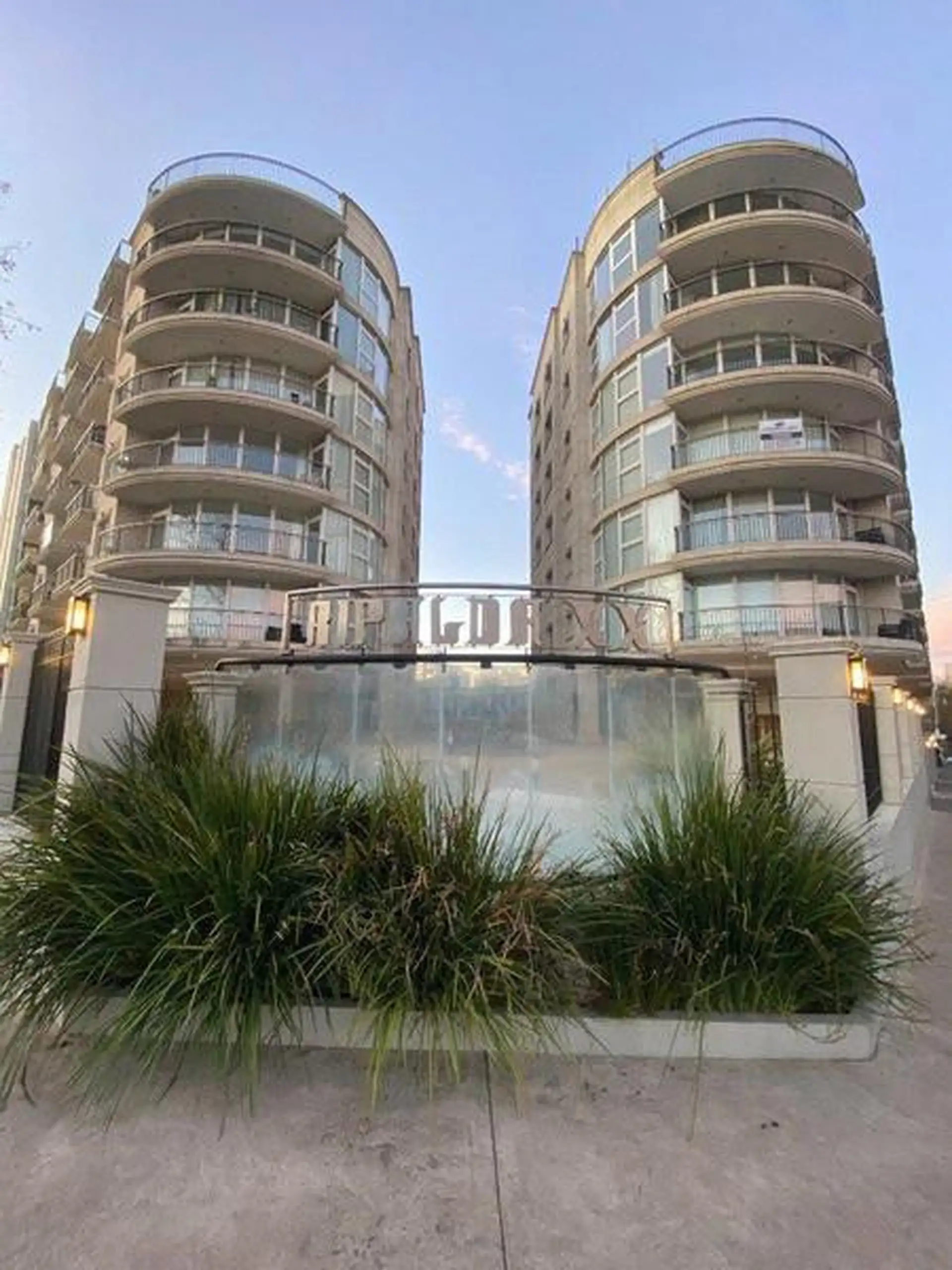 Departamento de dos ambientes con terraza privada y cochera