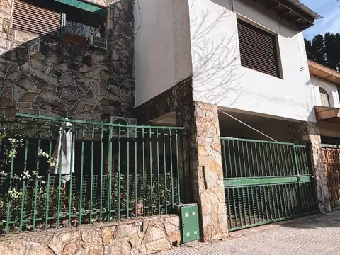 Casa ex municipal con garage para 2 autos