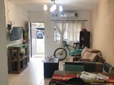 Departamento 2 ambientes con patio y espacio guardacoche semicubierto