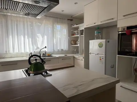 Casa en Alquiler con 5 cocheras