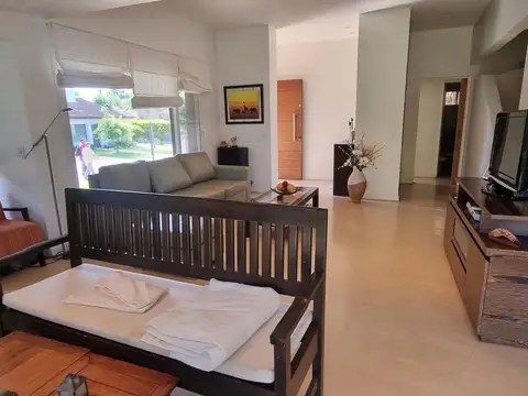 Casa en Venta con 3 cocheras