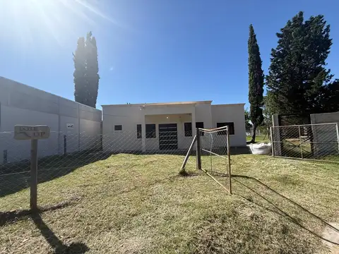 VENTA CASA BARRIO SAN JERONIMO MATHEU SIN EXPENSAS LOTE INTERNO CUL DE SAC 3 AMB JARDIN PARRILLA