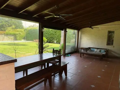 VENTA CASA BARRIO GALÁPAGOS CON JARDÍN 7 AMBIENTES
