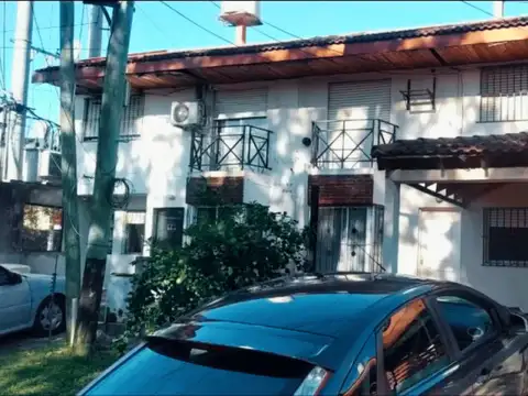 Dúplex de 3 ambientes con cochera y fondo en Loma Hermosa