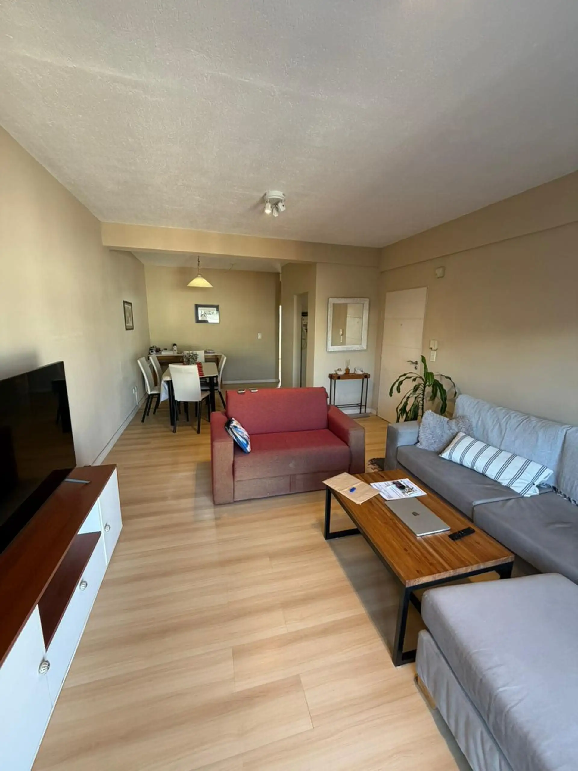 Depto 2 dorm 75m² con balcón a la calle y baño con hidromasaje — 1° piso