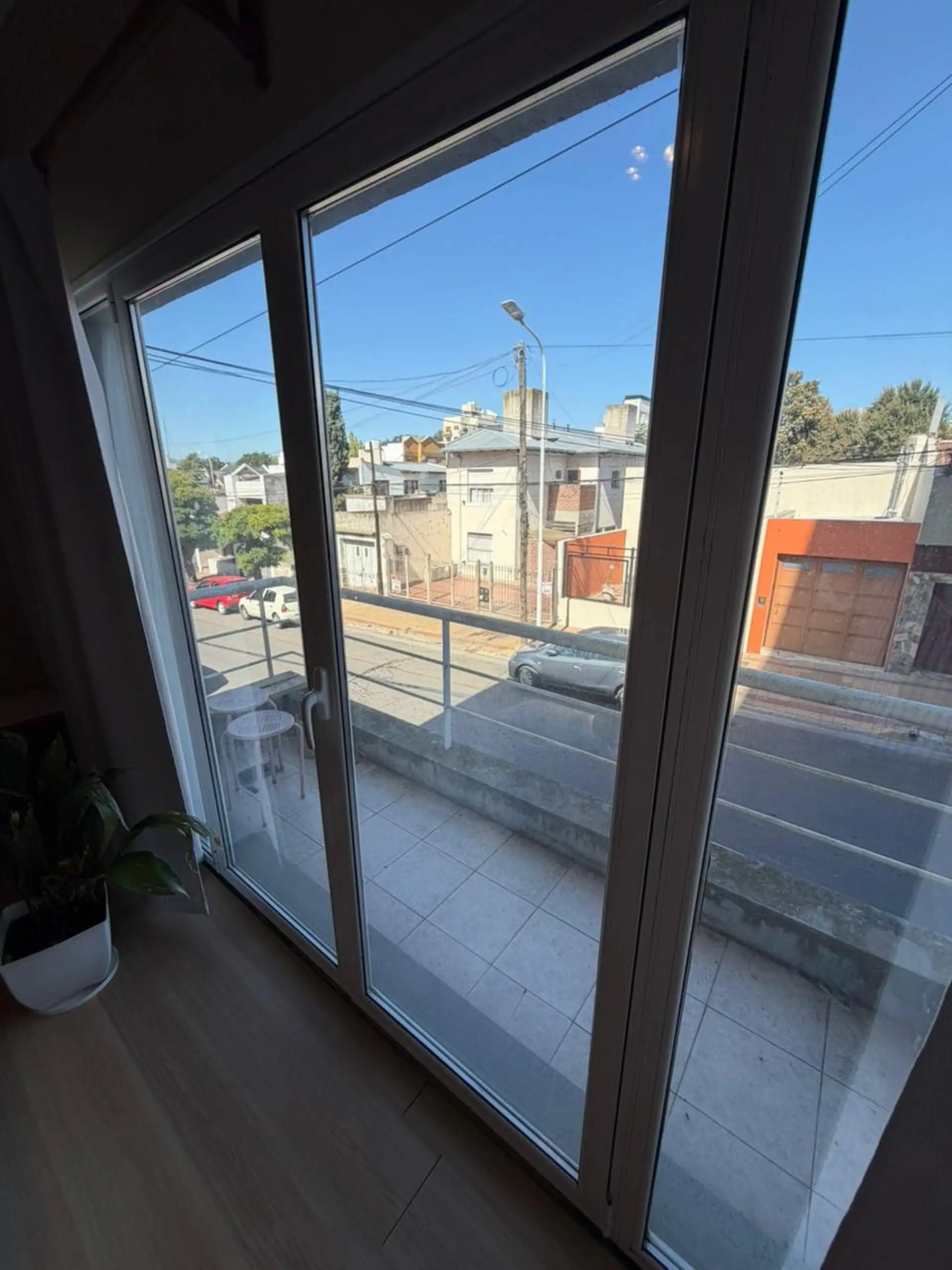 Depto 2 dorm 75m² con balcón a la calle y baño con hidromasaje — 1° piso