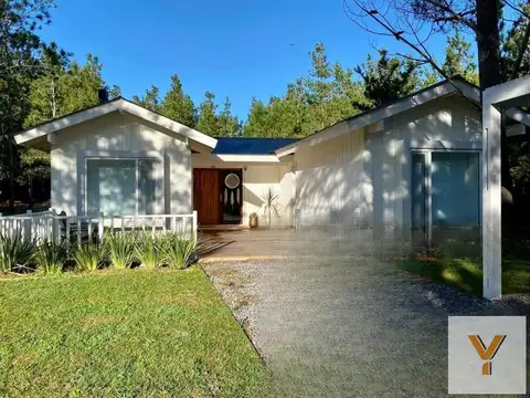 Casa en Venta - 3 Dormitorios 3 Baños - 1000mts - Costa Esmeralda