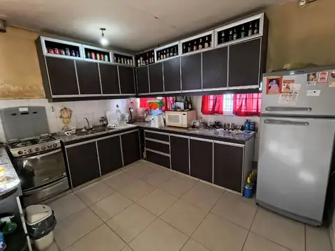 Casa 8 ambientes con 2 baños
