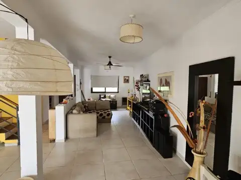 Casa de 3 dormitorios, 2 baños! Cochera, patio con pileta y todos los servicios! Cuneo entre/Ju...
