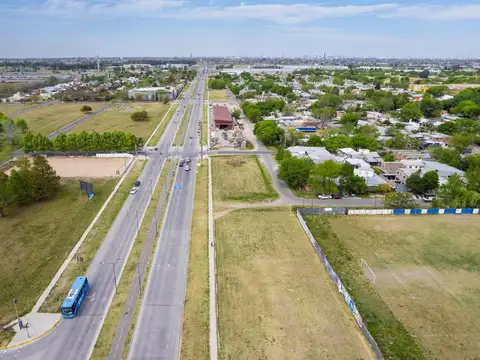 Terrenos de 900 m2 con frente sobre Newbery, Fisherton