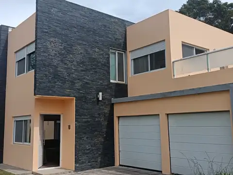Casa en venta c/ cochera en Helguera