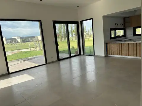 Casa en Alquiler con 2 cocheras
