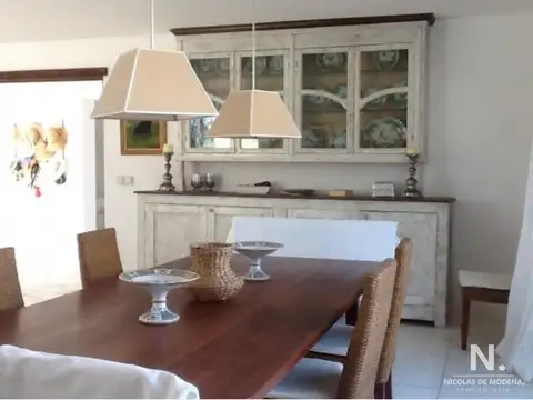 Casa 5 ambientes con 4 baños