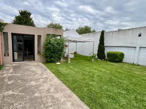 CASA 5 AMBIENTES EN VENTA EN BERNAL CON JARDIN