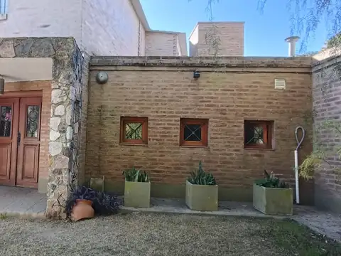 Casa 5 ambientes con 2 baños