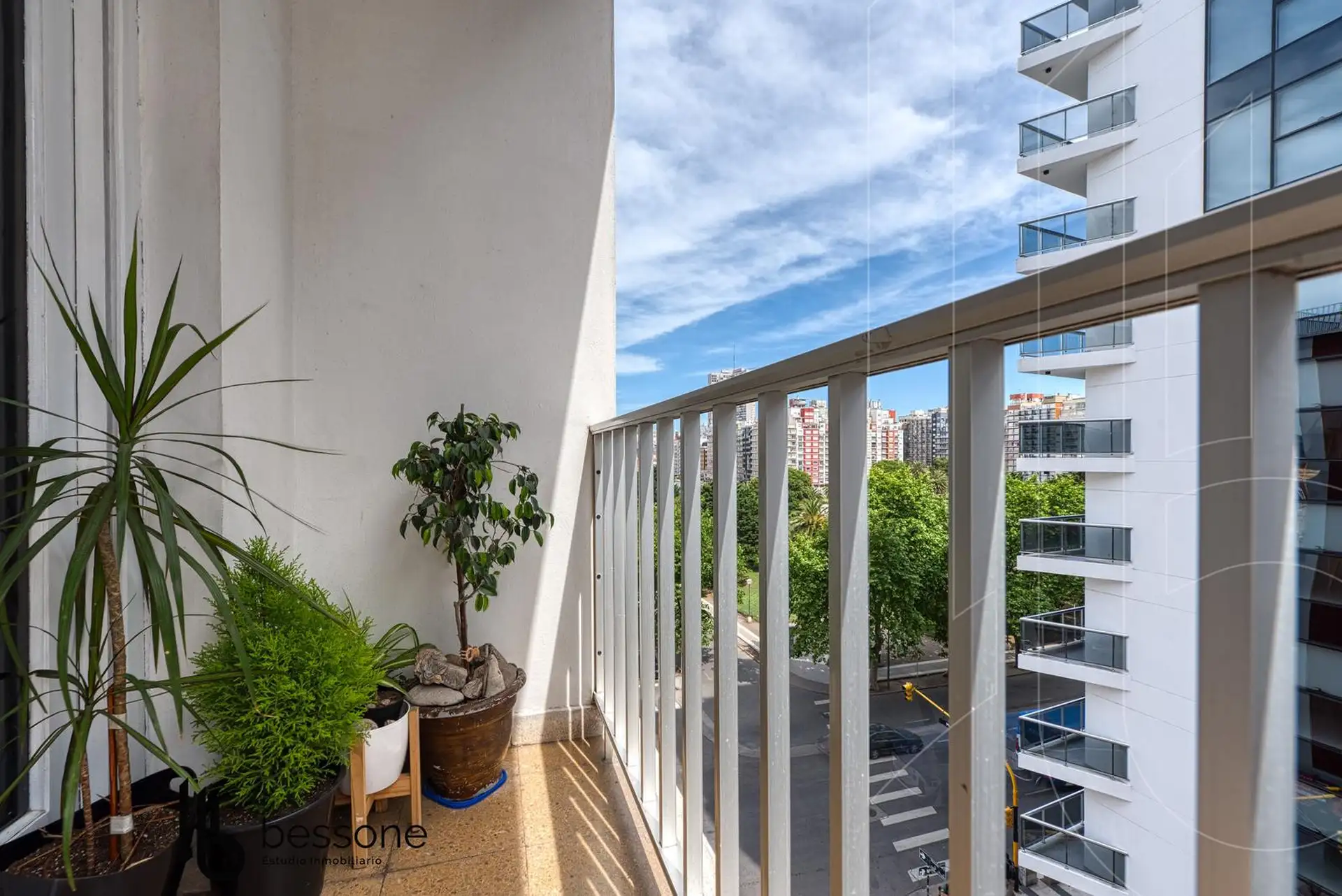 Departamento de 3 ambientes con balcón a la calle en zona Plaza Colón