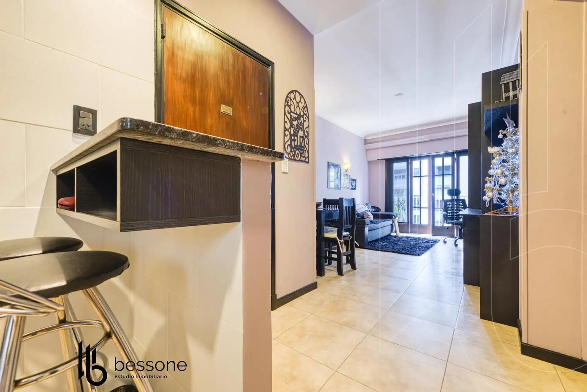 Departamento de 3 ambientes con balcón a la calle en zona Plaza Colón
