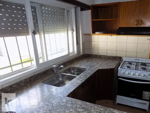 Casa en Alquiler con 2 cocheras