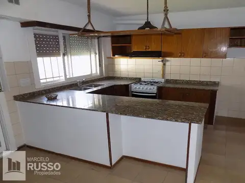 Casa 4 ambientes con 2 baños