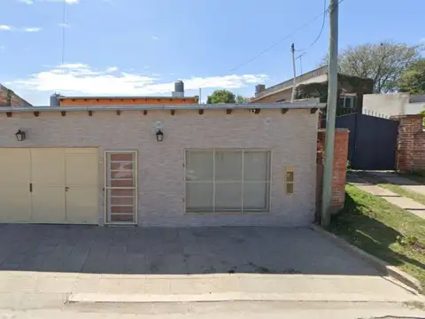 Casa de tres dormitorios con dos patios + local comercial con baño - cochera