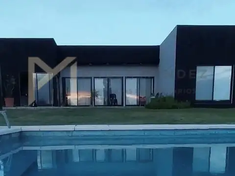 Casa 6 ambientes con 2 baños