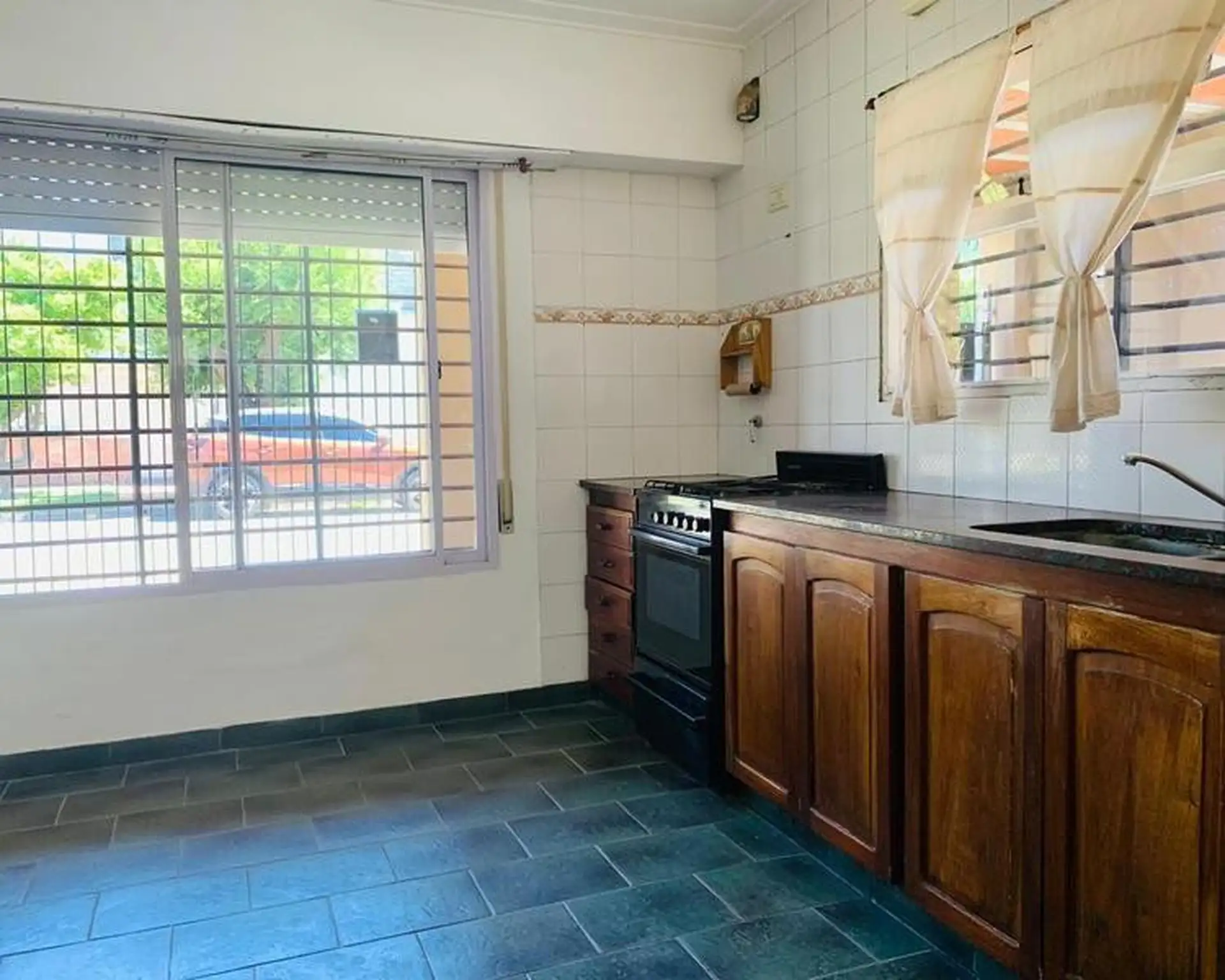 IMPORTANTE CASA DE 6 AMBIENTES CON PATIO