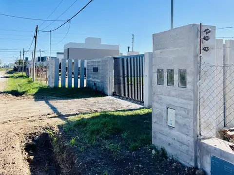 Terrenos y Lotes en Venta en Gonnet [Cod: 1-13639017084006]