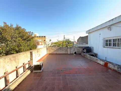 VENTA CASA MULTIFAMILIAR - 4 AMB - COCHERA - LANUS
