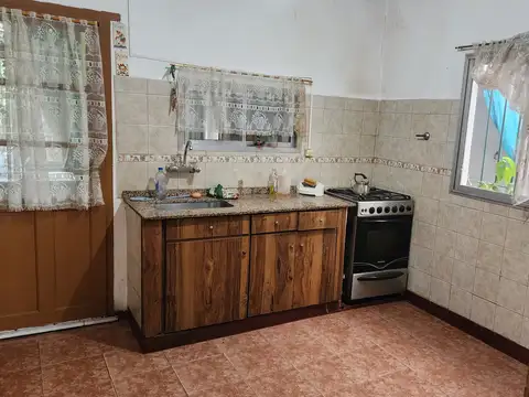 Casa en venta en El Talar en 1 planta  3 ambientes con jardin a reciclar .
