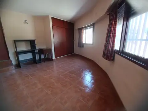 VENTA CASA  MULTIFAMILIAR ESQUINA CON UN FORMATO DISTINTIVO TIPO CIRCULAR EN DOS PLANTAS
