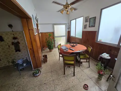 Casa 7 ambientes con 2 baños